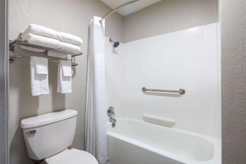 Days Inn by Wyndham Jackson image 22
